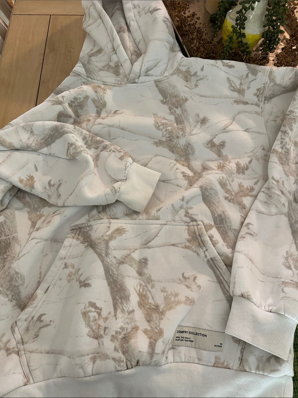 Comfrt white hoodie size m camo